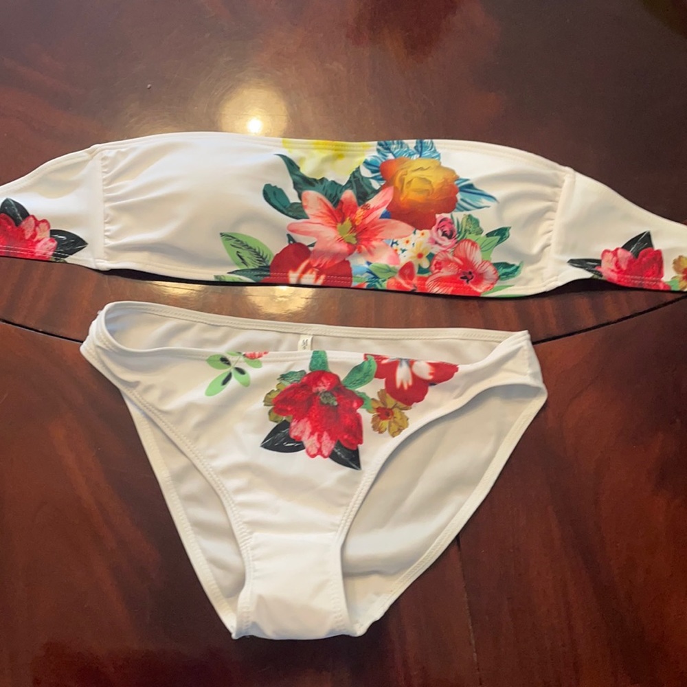 NWT Zaful Strapless Floral White Bikini. Size M. Beautiful style!